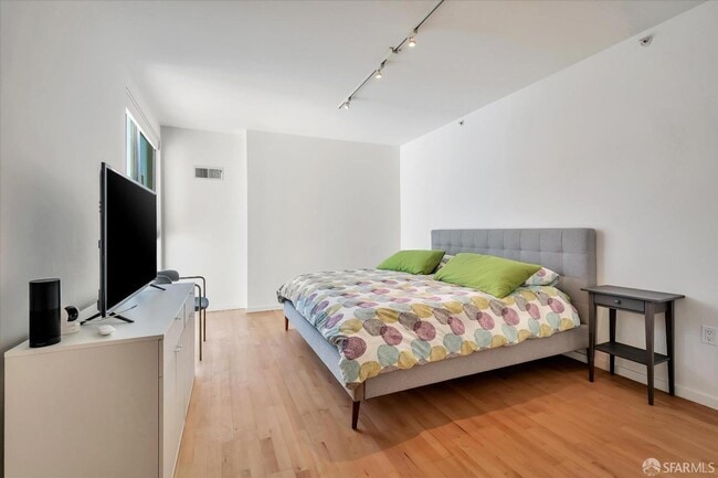 Building Photo - 69 Clementina St