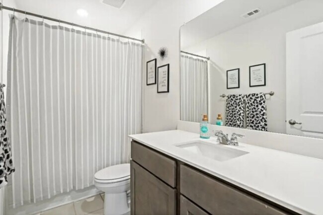 Building Photo - Like New 1 story 4 bedroom home just off D...