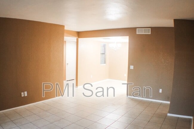 Building Photo - 2146 W Isabella Ave