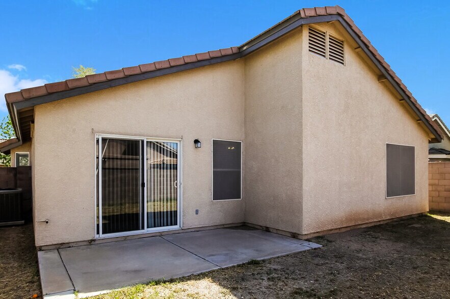 Building Photo - 1652 N Serina