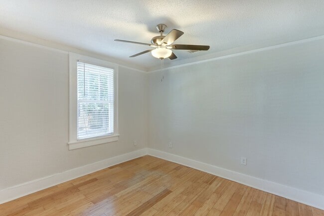 Building Photo - Four Bedroom - Two Bathroom - Single Famil...