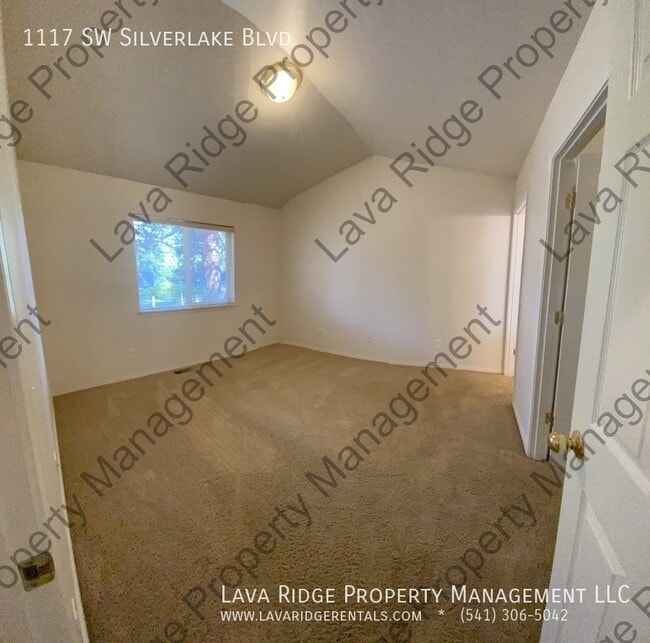 Building Photo - 1117 SW Silver Lake Blvd