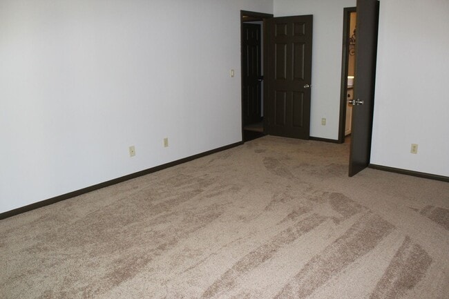 Building Photo - 2 bed 2 bath condo