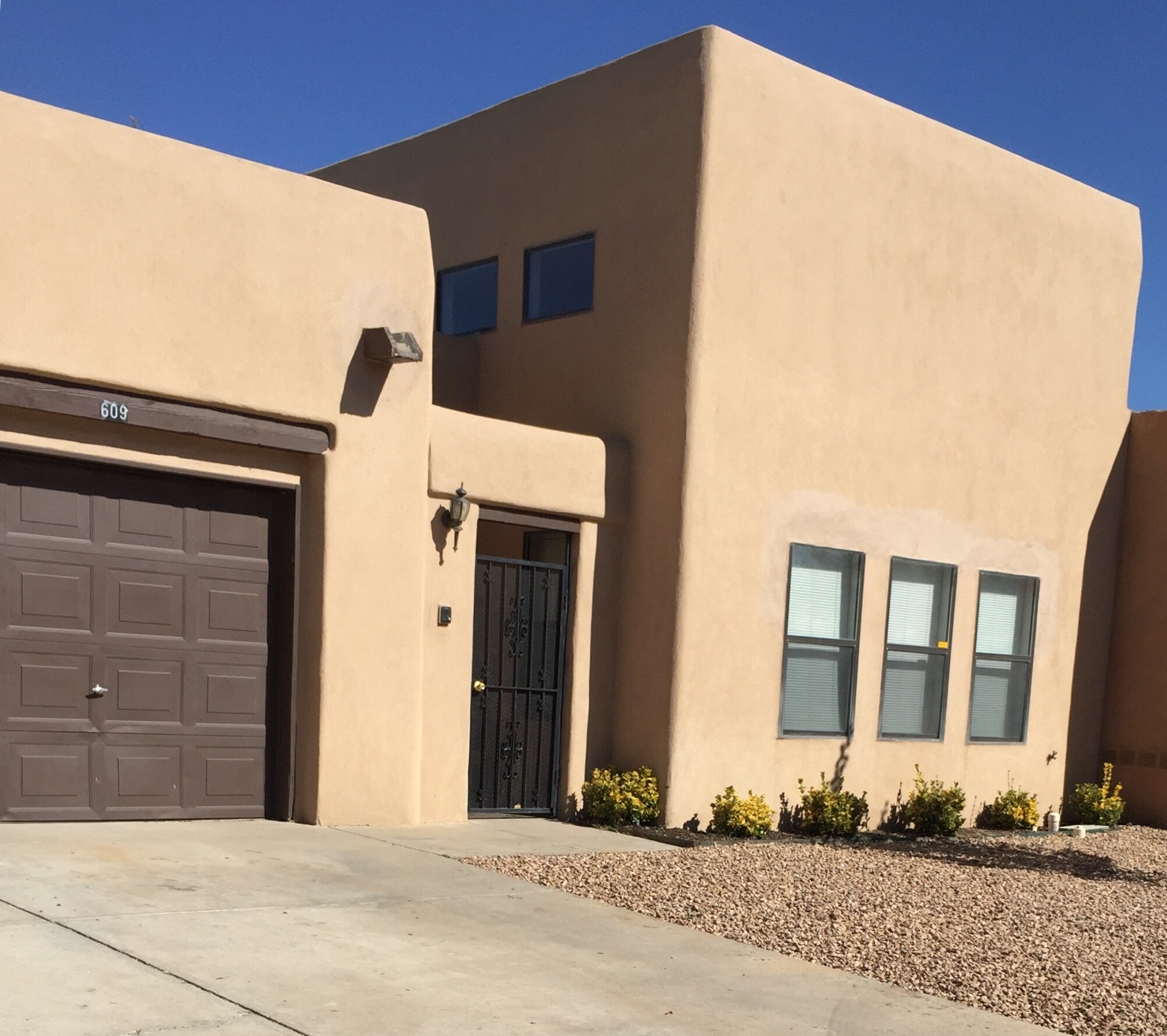 Building Photo - 609 Avenida Montoya NE
