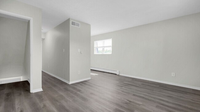 Building Photo - 2405-B Belcher Dr