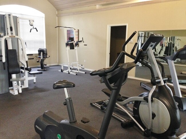 Building Photo - Windsor Park #523 - Pet Friendly!