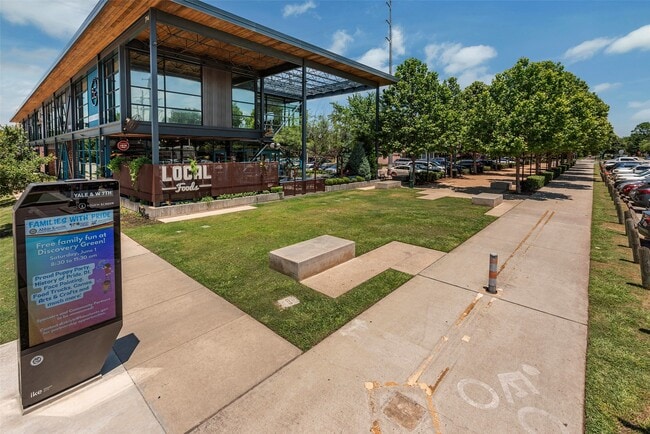 Building Photo - 212 W 6th St