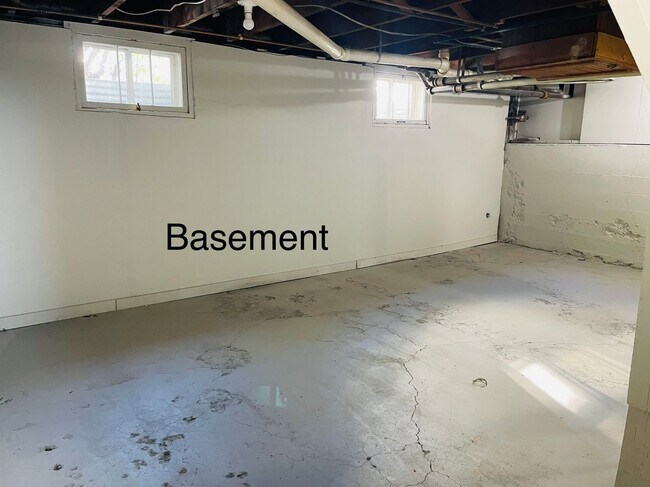 Building Photo - Pet Friendly 4 bedroom 1 bath