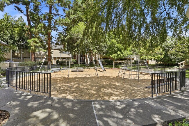 Building Photo - 3001 Kaiser Dr