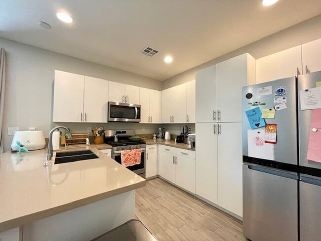 Building Photo - Beautiful Fully Furnished Condo in Affinit...