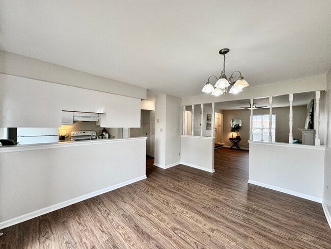 Building Photo - Completely Updated & Ready NOW! New Floori...