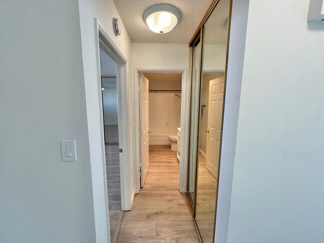 Building Photo - Top Floor Ocean View 1 Bed | Fully Remodeled | Large Balcony | Prime 2nd Street Location