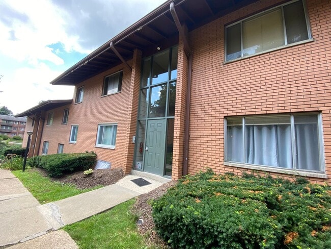 Building Photo - 2 Bedroom Condo with Balcony in a Quiet Building!