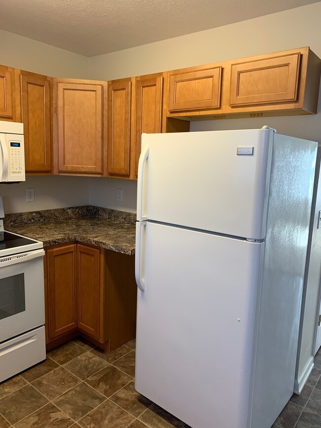 Building Photo - 3 BR 2.5 Bath Townhouse