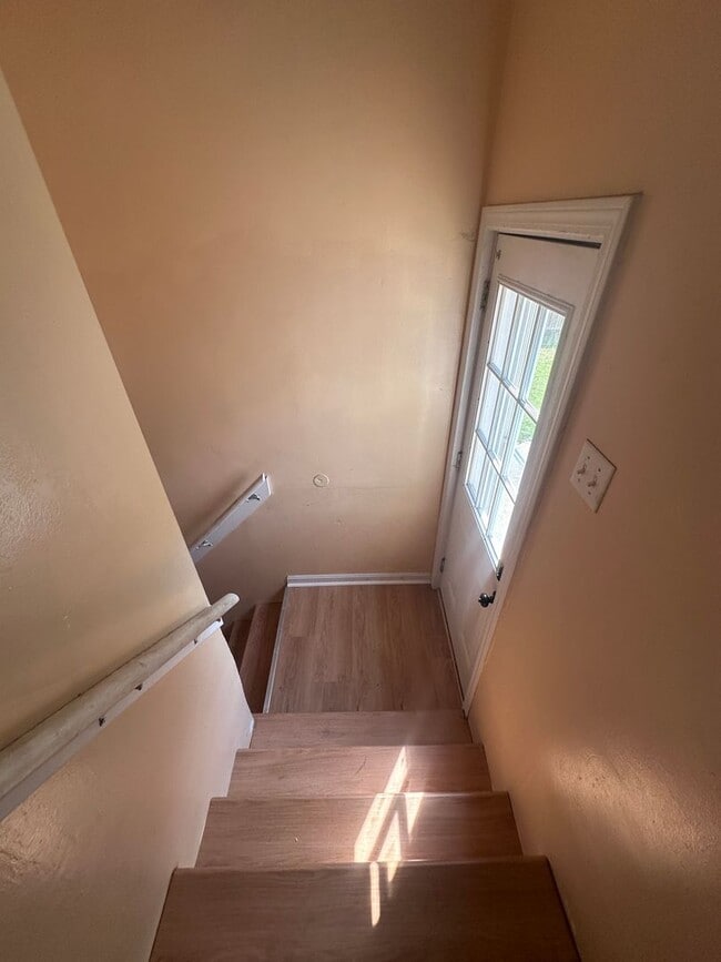 Building Photo - Hikes Point 3+ bedroom home with finished basement and garage