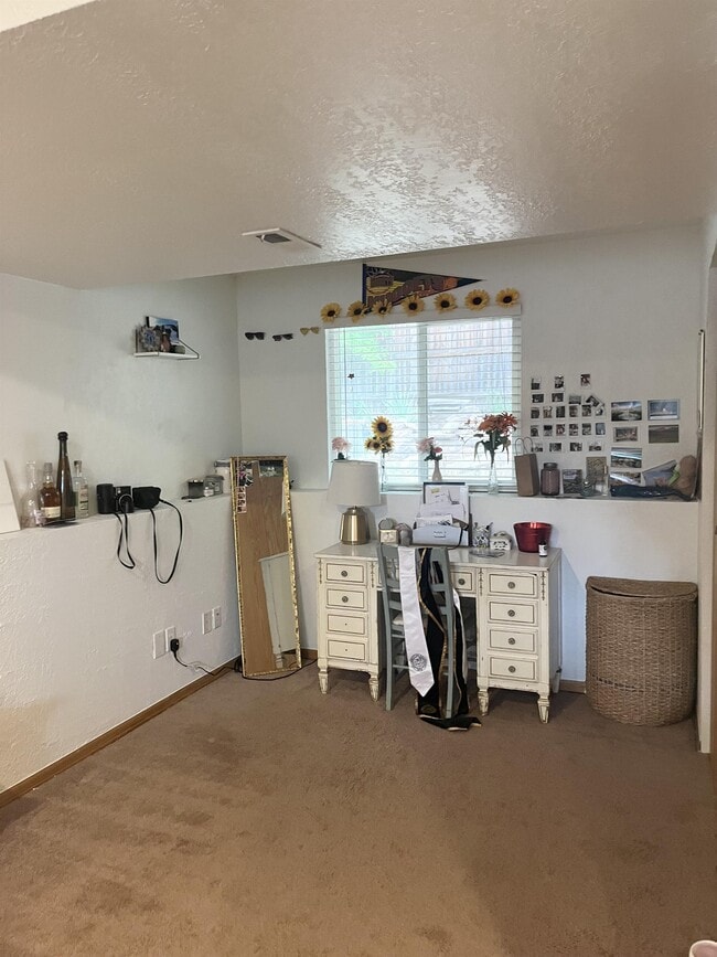 Building Photo - 211 Redwood Cir