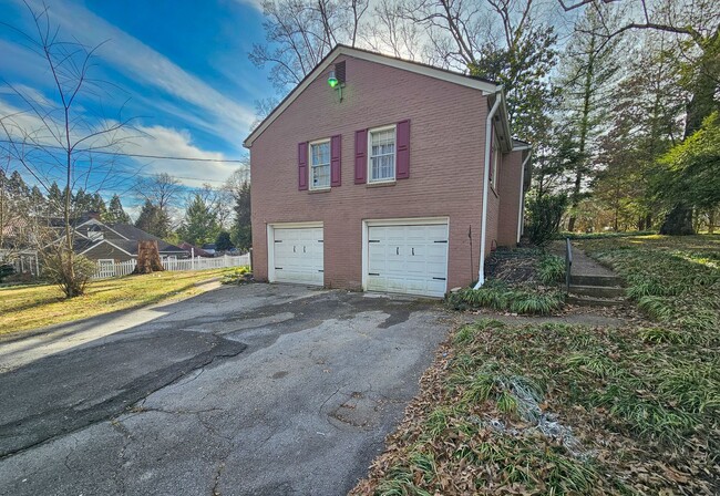 Building Photo - Knoxville 37919 - 4 Bedroom, 3 Bath Home -...