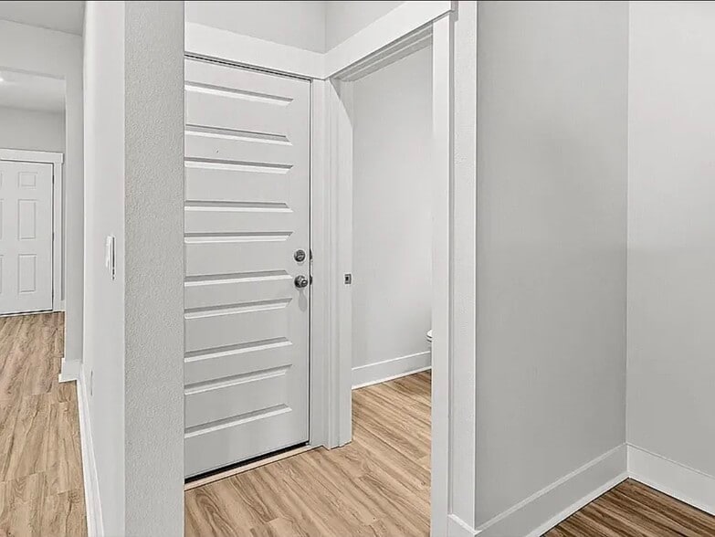 Building Photo - 5583 Clarity St
