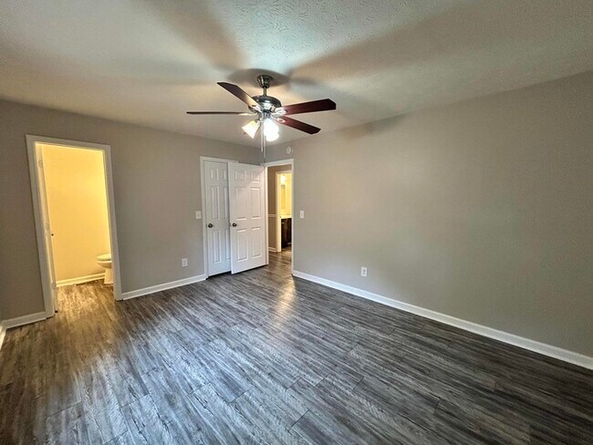 Building Photo - Stunning 3 bed / 2 bath home | Available now!