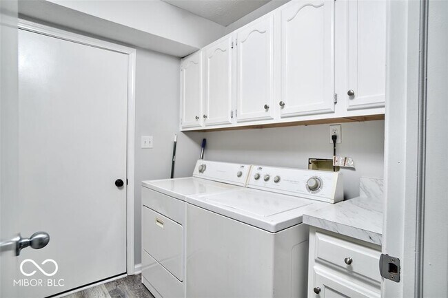 Building Photo - 9740 Lakeshore Dr E