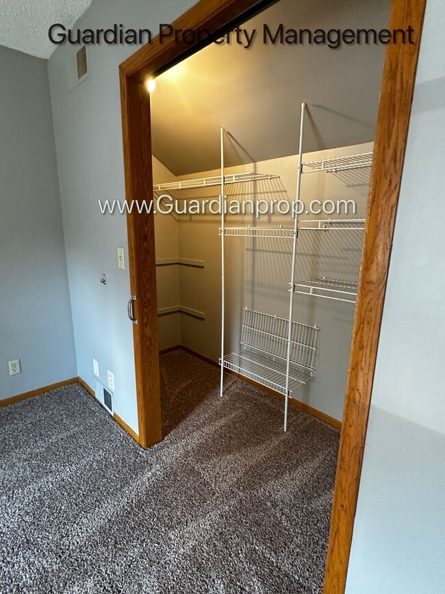 Building Photo - Orono Single Family Home, Large Garage, Sp...