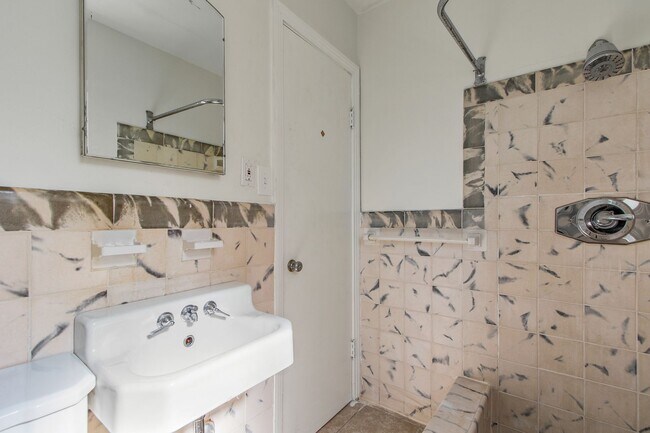 Building Photo - Eustis 2/2 w/ attached 1/1 In-law Suite.