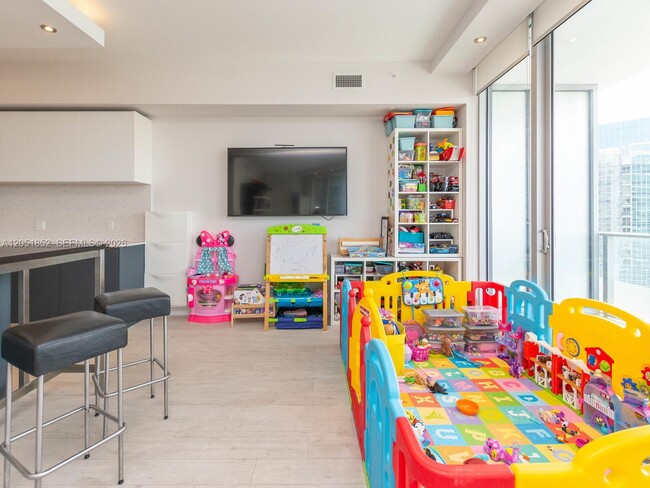 Building Photo - 1300 Brickell Bay Dr