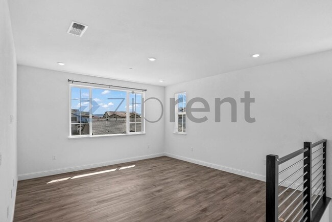 Building Photo - Unit