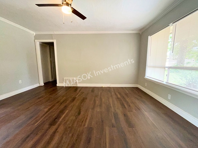 Building Photo - 2709 NW Hilltop Dr