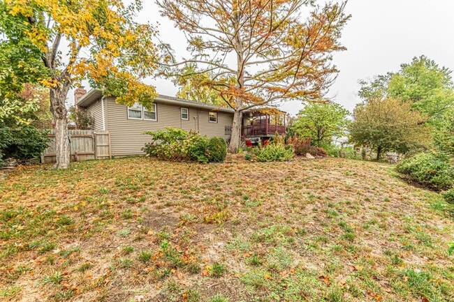 Building Photo - Large deck for entertaining guest or relaxing