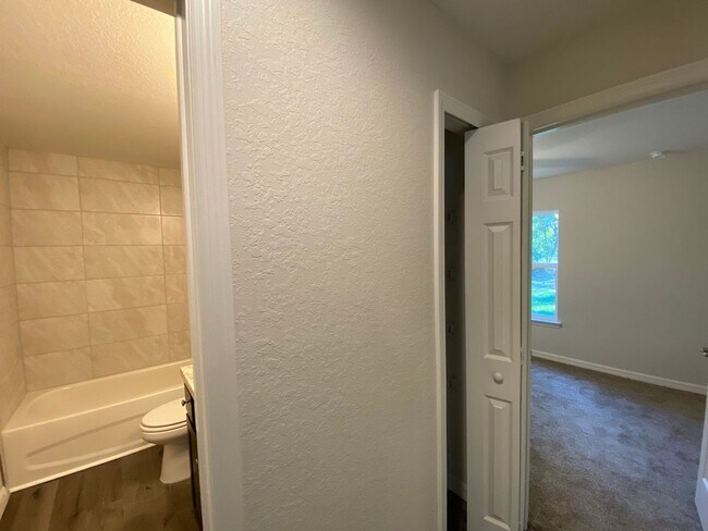 Building Photo - Custom Home - Desirable SE Ocala Neighborh...