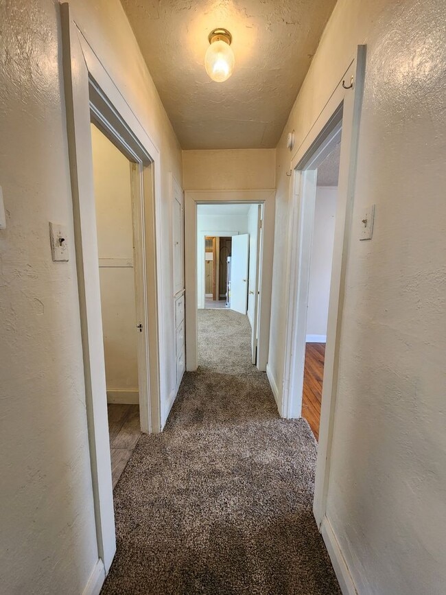 Building Photo - 2 bed 1 bath in Shawnee