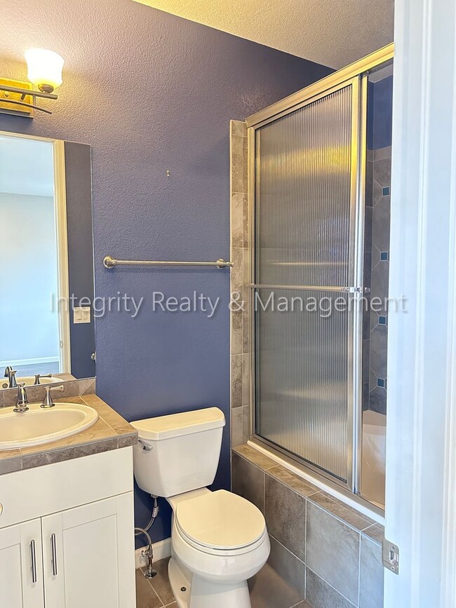 Building Photo - 5 Bed/4 Bath, 2,553 Sqft -1259 N Washingto...