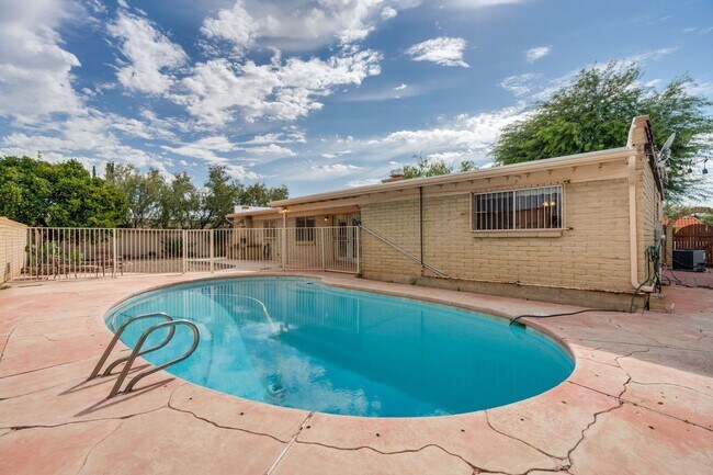 Building Photo - Great East Side Location 4 Bed/2 Bath Home