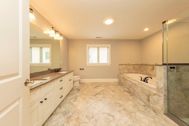 Building Photo - 33 Liberty Ave