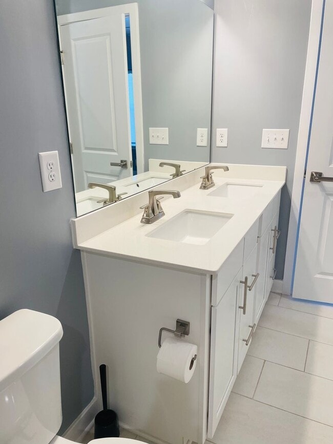 Building Photo - Sophisticated and Spacious 3BR-3.5 Bath To...