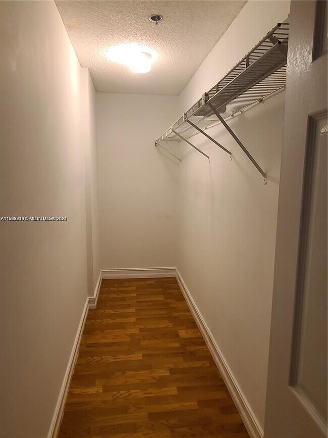Building Photo - 540 Brickell Key Dr