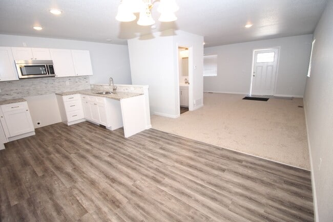 Building Photo - Brand new 3bdr 3bath duplex walking distan...