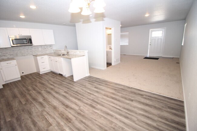 Building Photo - Brand new 3bdr 3bath duplex walking distance to Downtown Colorado Springs