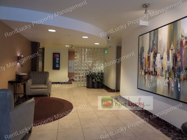 Building Photo - GORGEOUS & LARGE 1-Bedroom Unit w/Office N...