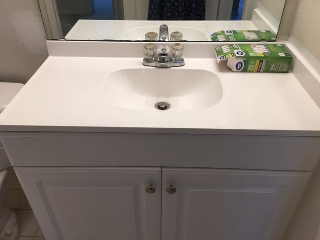 Building Photo - 1 bedroom, 1 bathroom condo for rent in Th...