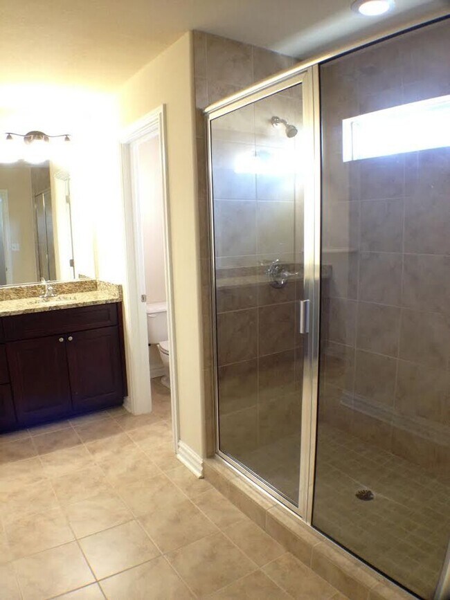Building Photo - Spacious 4-bedroom, 3-bathroom home in Che...