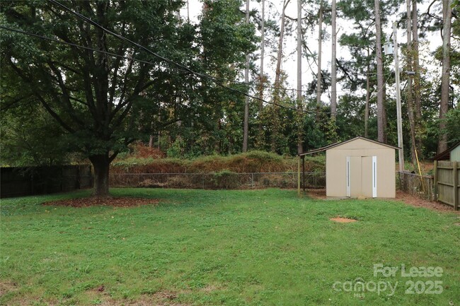 Building Photo - 7104 Lake Dr
