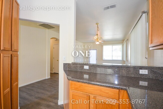 Building Photo - Well-Maintained Single Story Home in Desir...