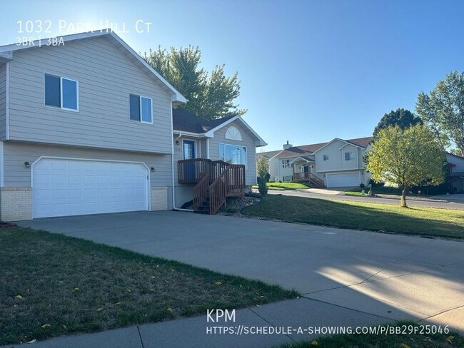 Building Photo - 3 BED | 2.5 BATH | DOUBLE GARAGE | TRI-LEV...