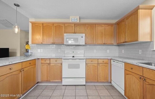 Building Photo - 10024 Birch Pl