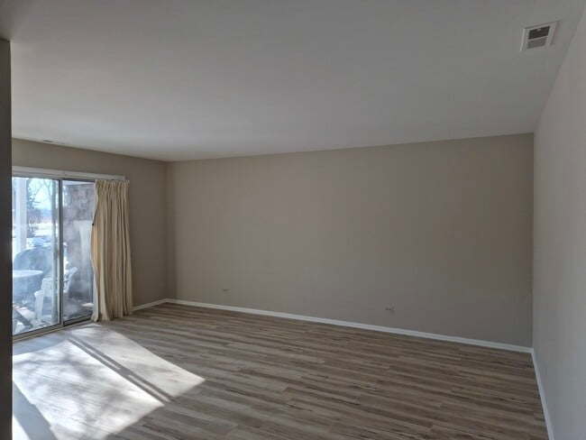Building Photo - 271 Southwick Ct