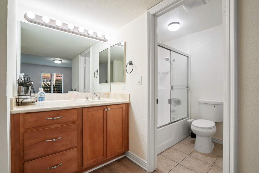 Building Photo - 1000 Estes St