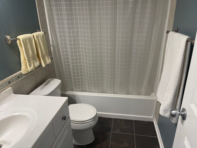 Building Photo - 3904 Everest Ln N