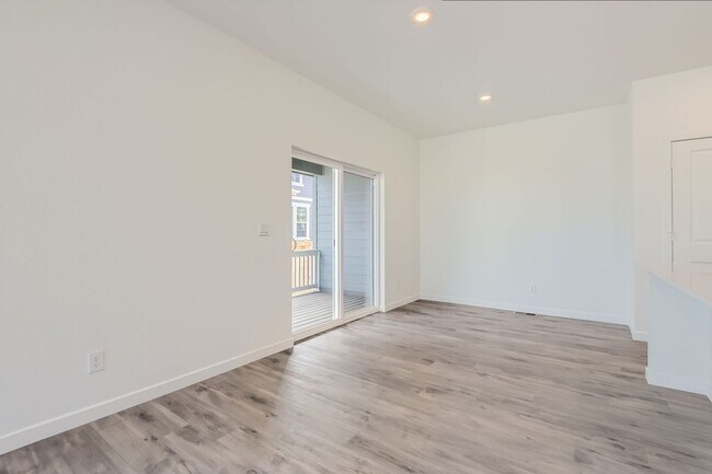 Building Photo - Luxurious 3bd 2.5 paired home in Dove Village!